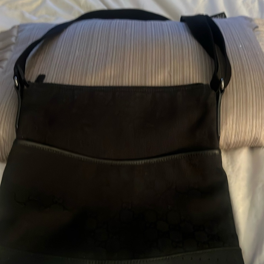Gucci crossbody classic bag ! Great bag very classy
